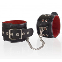 Черные кожаные оковы с красной изнанкой