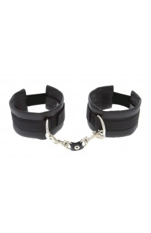 Чёрные полиуретановые наручники Luxurious Handcuffs